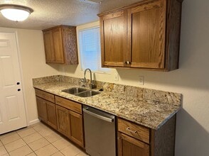 523 W Meadow Ct in Tulare, CA - Building Photo - Building Photo