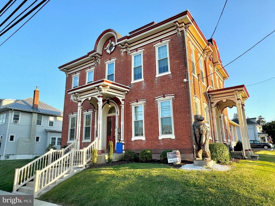 2 E Penn Ave in Robesonia, PA - Building Photo