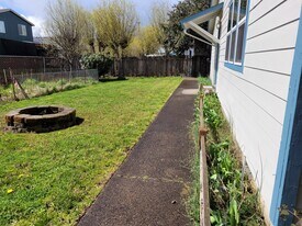 1045 S Jasper St, Unit #a in Cornelius, OR - Building Photo