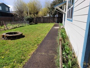 1045 S Jasper St, Unit #a in Cornelius, OR - Building Photo - Building Photo