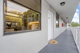 1518 Whitehall Dr in Davie, FL - Building Photo - Building Photo