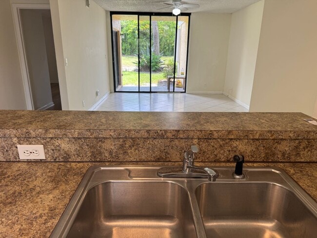 5661 Riverside Dr in Coral Springs, FL - Building Photo - Building Photo