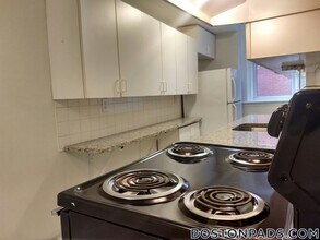 208 Winthrop Rd in Brookline, MA - Building Photo - Building Photo