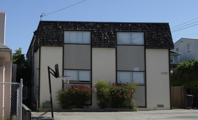 3228 Logan St in Oakland, CA - Foto de edificio - Building Photo