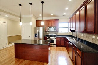 5528 S Indiana Ave in Chicago, IL - Building Photo - Building Photo