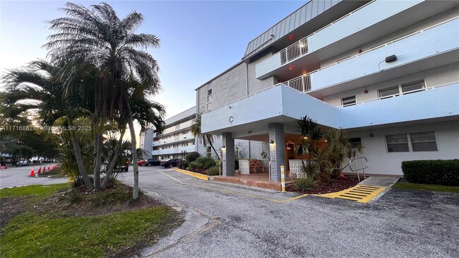 3849 NE 169th St in Miami, FL - Building Photo - Building Photo