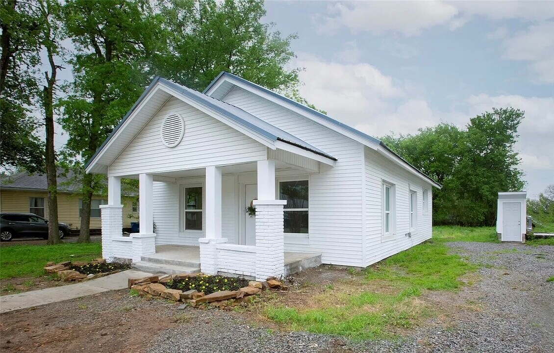 110 S 13th St in Hartshorne, OK - Building Photo