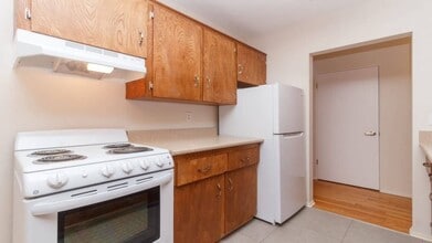 Wellington Manor in Victoria, BC - Building Photo - Building Photo