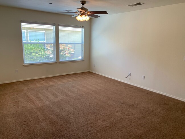 2111 Bella Oaks Dr in Tulare, CA - Foto de edificio - Building Photo