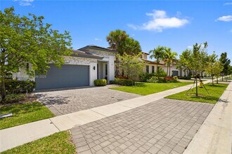 4407 SW 175th Ave in Miramar, FL - Foto de edificio - Building Photo