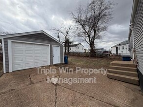 8138 Blanchard Dr in Berkeley, MO - Building Photo - Building Photo