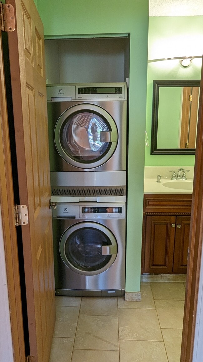 7124 72nd Ln N in Brooklyn Park, MN - Foto de edificio - Building Photo