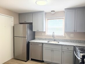 10 Colonial Dr in Rocky Hill, CT - Building Photo - Building Photo