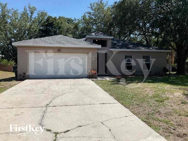 8213 Gancedo Ave in North Port, FL - Foto de edificio