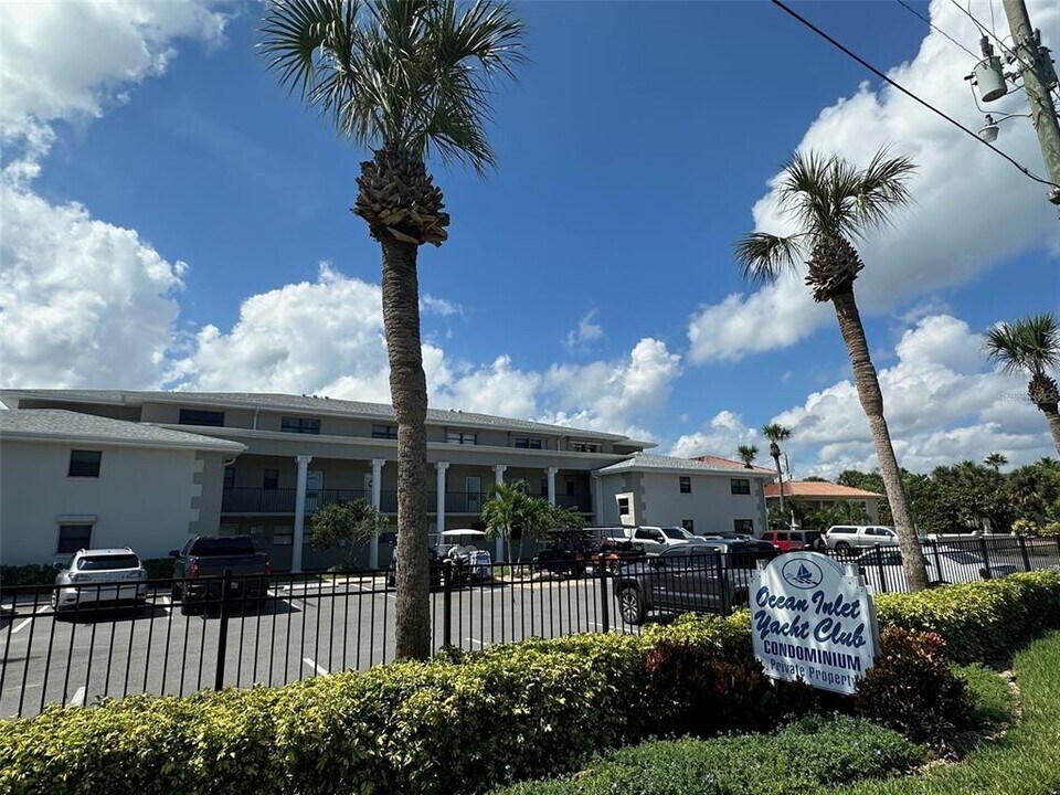 2100 N Peninsula Ave in New Smyrna Beach, FL - Foto de edificio