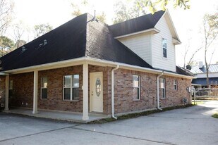 194 Davis St in Humble, TX - Building Photo