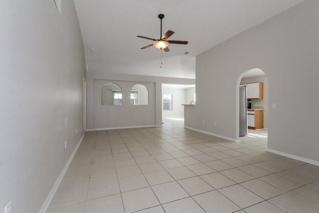 12814 Lake Vista Dr in Gibsonton, FL - Building Photo - Building Photo
