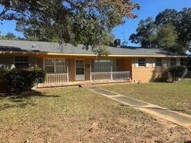 697 Green St in Crestview, FL - Building Photo