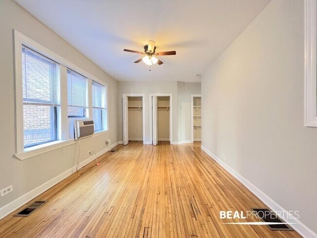 3724.5 N Pine Grove Ave in Chicago, IL - Building Photo - Building Photo