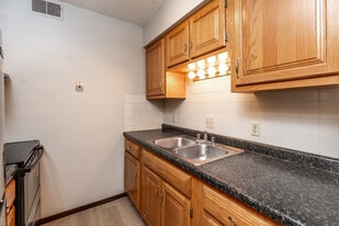 Elmcrest in Cedar Falls, IA - Building Photo