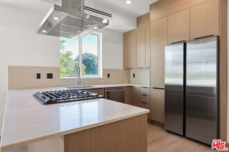 2133 S Longwood Ave in Los Angeles, CA - Building Photo - Building Photo