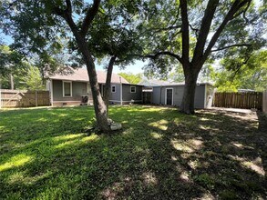 810 Cecelia St in Taylor, TX - Foto de edificio - Building Photo