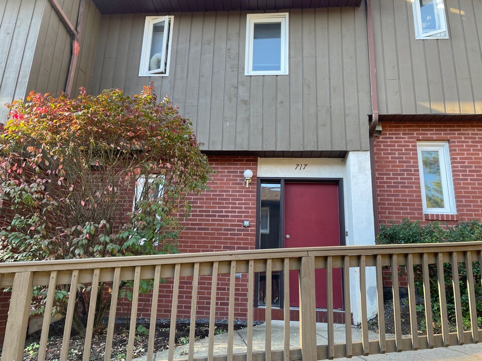 717 W College Ave in State College, PA - Building Photo
