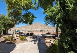 10550 W Alexander Rd in Las Vegas, NV - Foto de edificio - Building Photo