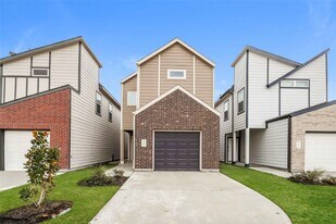 15257 Estrella Rd E in Houston, TX - Building Photo