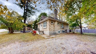 COZY TWO BEDROOM BUNGALOW WITH LARGE YARD in London, ON - Building Photo