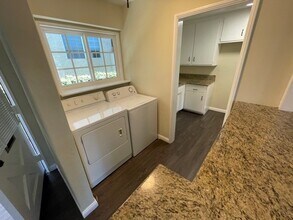 382 N Hollywood Way in Burbank, CA - Foto de edificio - Building Photo