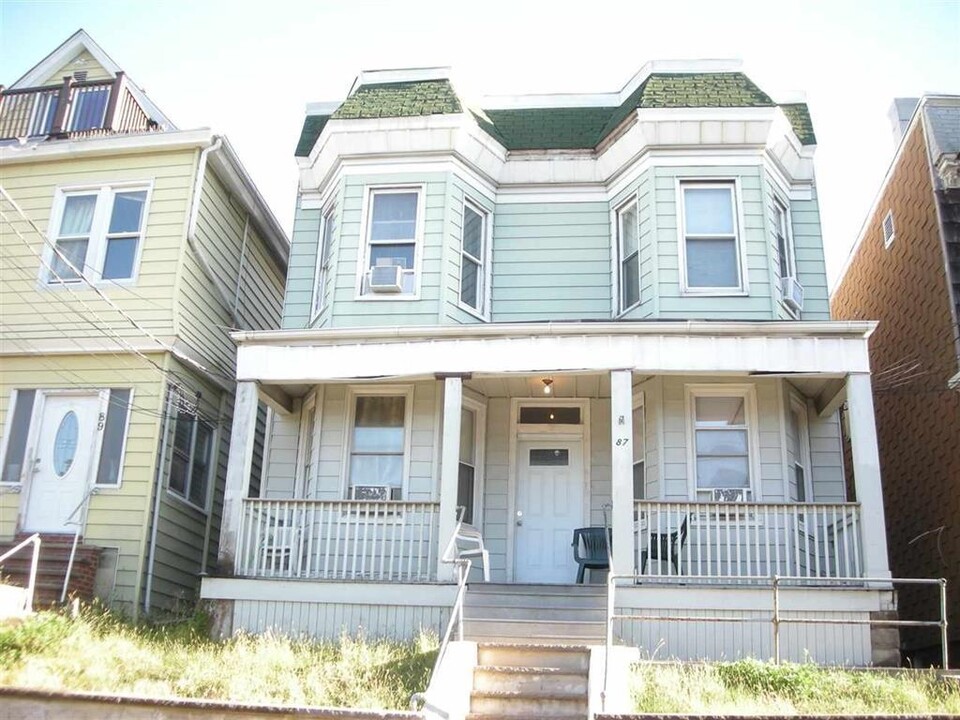 87 W 25th St in Bayonne, NJ - Foto de edificio