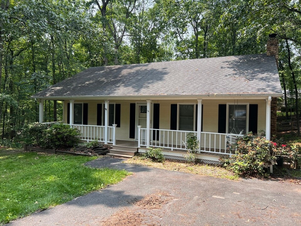 678 Jefferson Dr in Palmyra, VA - Building Photo