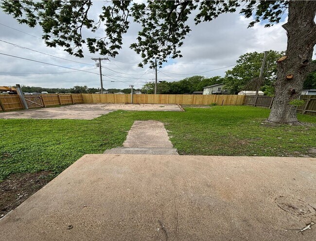 228 Orange St in La Marque, TX - Building Photo - Building Photo