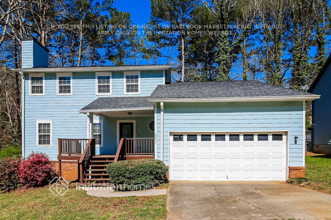 2071 Hunters Cove Dr in Lawrenceville, GA - Building Photo