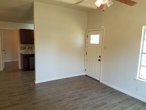 5227 Vlg Gln Dr in San Antonio, TX - Building Photo - Building Photo