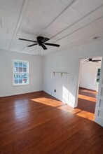 320 W College St in Nacogdoches, TX - Foto de edificio - Building Photo