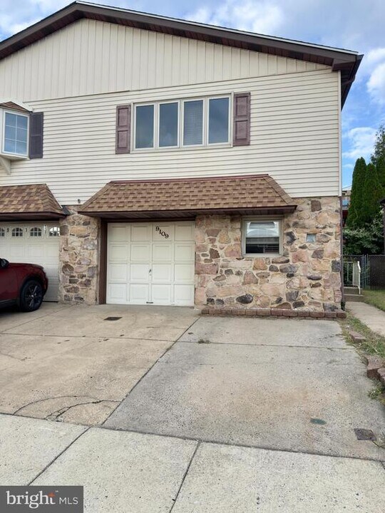9109 Diplomat Pl in Philadelphia, PA - Building Photo