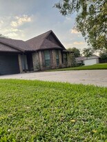 2902 Pioneer Pass in Sugar Land, TX - Building Photo