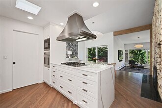 3425 Magnolia Blvd W in Seattle, WA - Building Photo - Building Photo