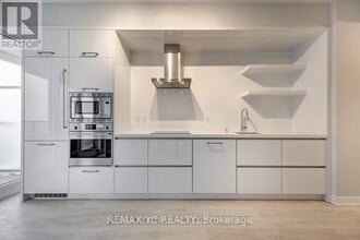 2221 Yonge St in Toronto, ON - Building Photo - Building Photo