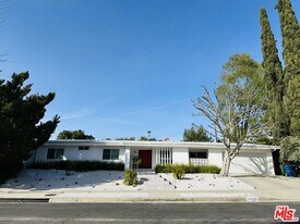24125 Bessemer St in Los Angeles, CA - Building Photo