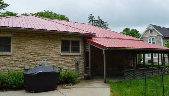 104 N Jefferson St in Verona, WI - Foto de edificio - Building Photo