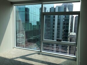 223 E Grand Ave in Chicago, IL - Foto de edificio - Building Photo
