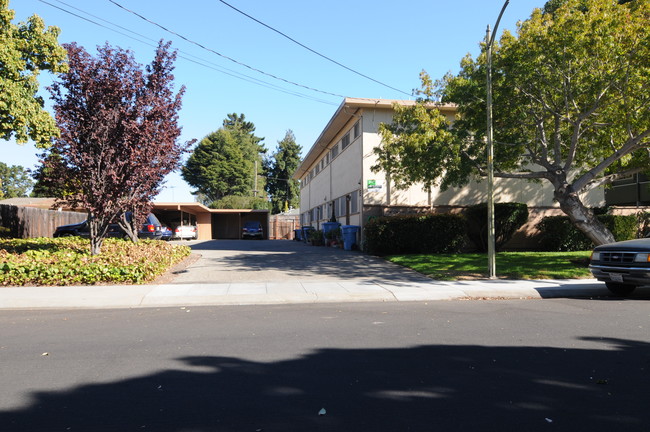 744 Sutter Ave in Palo Alto, CA - Foto de edificio - Building Photo