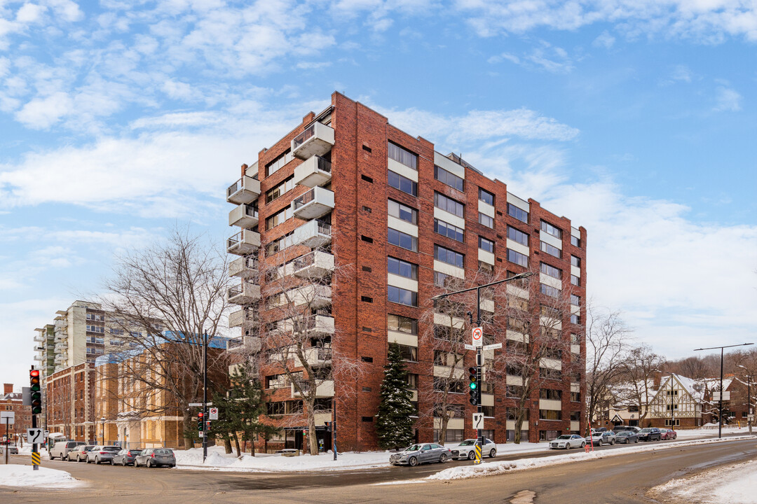 3001 Sherbrooke O in Montréal, QC - Building Photo