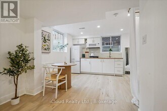 13 Southam Ln in Hamilton, ON - Building Photo - Building Photo