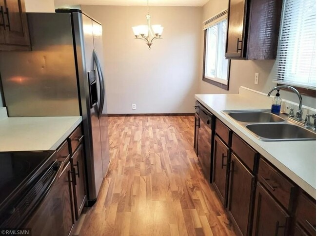 227 14th Ave S, Unit 2 in South St. Paul, MN - Foto de edificio - Building Photo