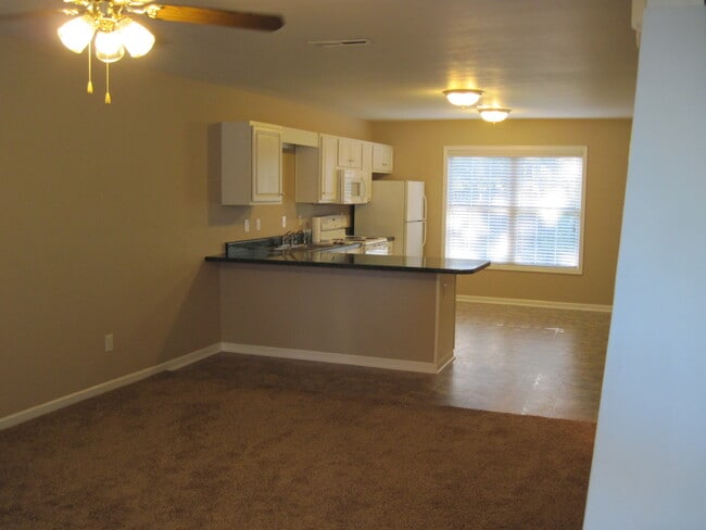 121B Heatherbrook Ct in Anderson, SC - Foto de edificio - Building Photo