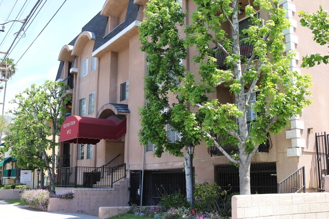 Kester View in Van Nuys, CA - Foto de edificio - Building Photo